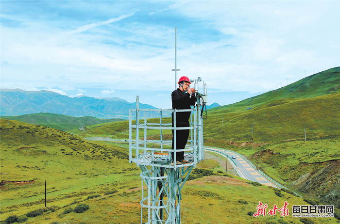 乌鞘岭气象站副站长王兵在气象观测塔上测量风向、风速。