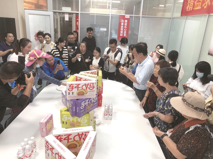     在广西轩妈食品有限公司，网友们了解品牌产品。