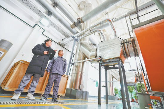 　　西城德源集团翔隆供暖公司技术人员正在通过智慧平台监控辖区供热运行情况。 本报记者 方非 摄