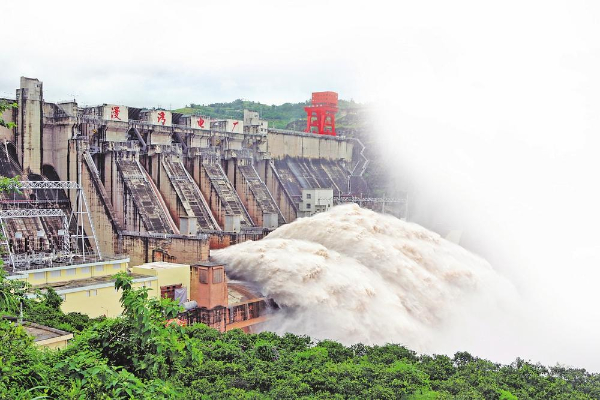 漫湾大坝泄洪。