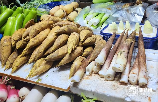 目前，菜场里冬笋和春笋都有。记者 梁亮 摄