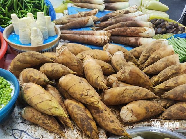 冬笋已成菜场的“C位”。记者 梁亮 摄