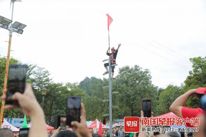 ▲“上刀山”民俗表演。平南县融媒体中心供图