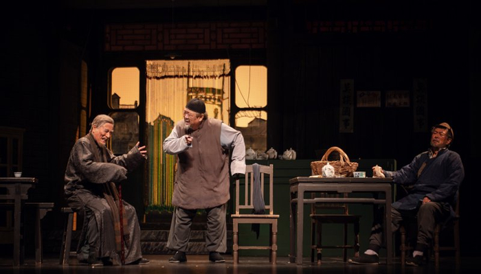 今年中国上海国际艺术节期间，北京人艺带来5部大戏驻沪演出，首登舞台的是其看家作品《茶馆》 董天晔 摄