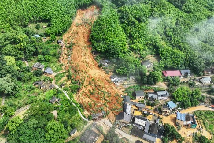 地震滑坡图片