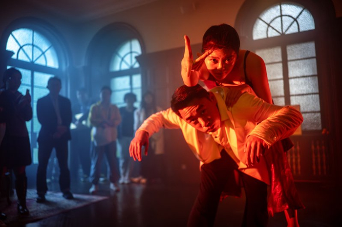 《人格画廊PERSONALLERY 3.0》在孙科别墅中上演，观众可以近距离观看舞者们的演出 董天晔 摄