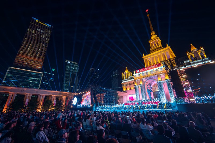 上海展览中心广场，在指挥家许忠的带领下，上海国际艺术节节日乐团奏响贝多芬交响乐的雄浑乐章 董天晔 摄