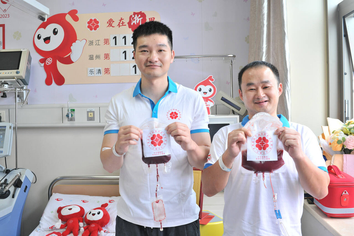 赵江涛（左）和杨勇在完成捐献后合影。照片由温州市红十字会提供
