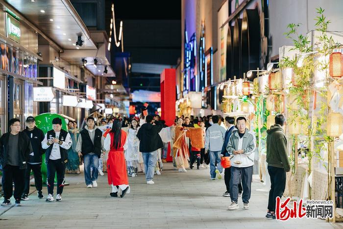 10月5日晚，游客在水云间文化商街游玩，体验红楼梦中人的休闲时光。 河北日报记者刘杰摄