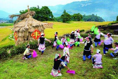 哈尼族人在田间地头庆祝丰收。王宇摄 图片由北京国际摄影周“中国稻作文化影像展”提供