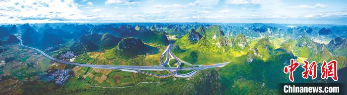图为航拍岳圩枢纽互通。广西新祥高速公路有限公司 供图