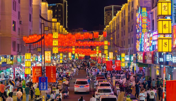 　这是拍摄于6月15日的宽巷子美食街夜景。新华社发