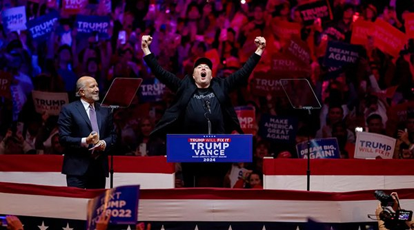 10月27日，马斯克与卢特尼克一起出现在特朗普竞选集会上。 彭博社