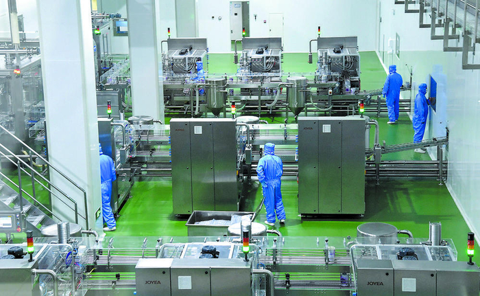 君乐宝乳业集团国际领先的自动化奶粉生产线。本报首席记者 张震 摄