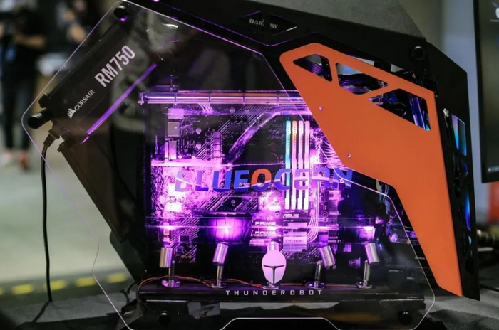 兰洋科技联合雷神全球首发的浸入式液态散热主机。