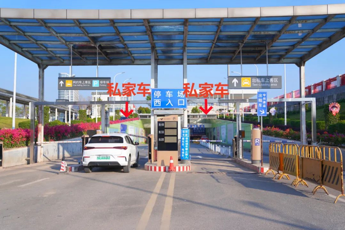 ▲负二层停车场入口