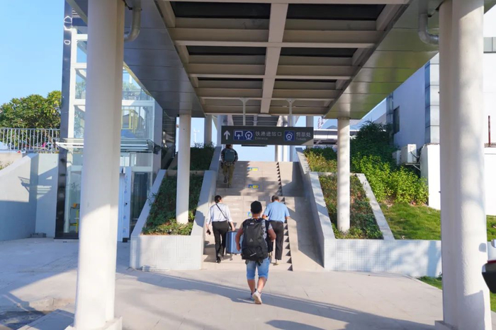 ▲公交车落客区雨廊