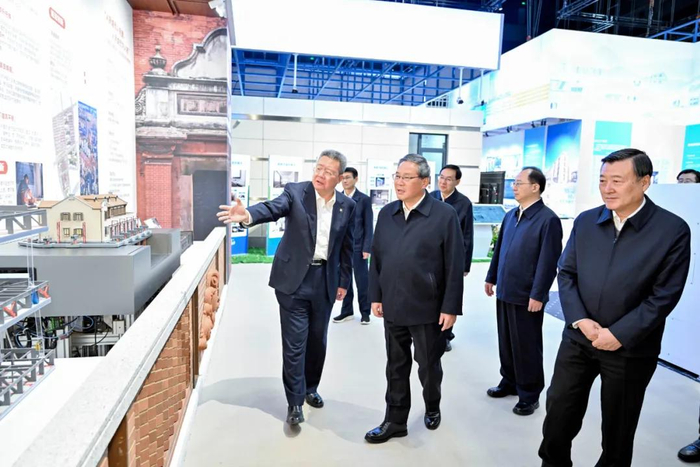 11月18日，中共中央政治局常委、国务院总理李强在北京参观调研中国建筑科技展。新华社记者 殷博古 摄