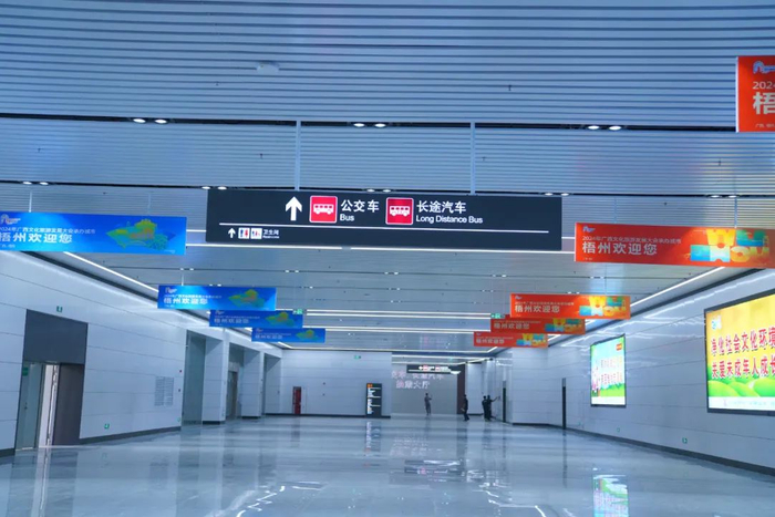 ▲出站口右边（东面）为公交车、长途汽车上客区