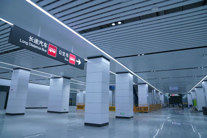 ▲公交车、长途汽车上客区