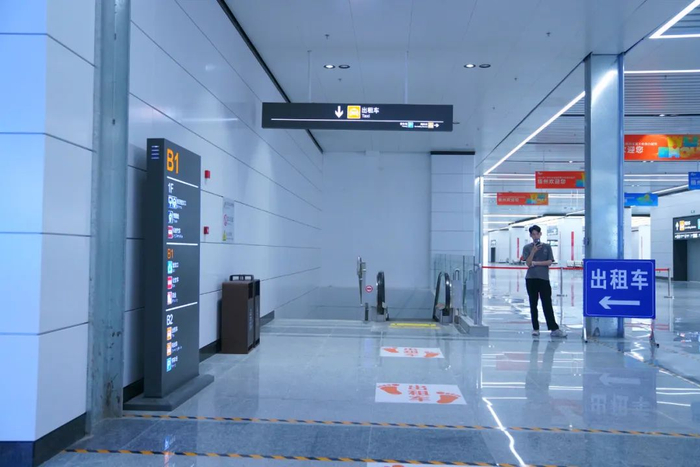 ▲出站口左边（负二层）为出租车上客区