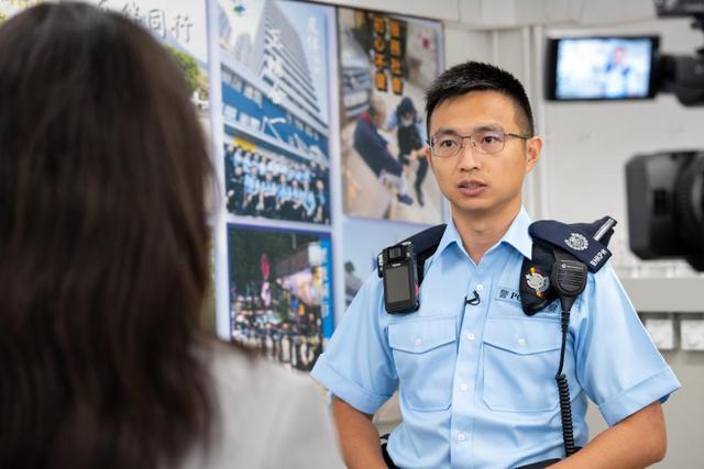 9月12日，香港港岛总区机动部队第二小队署理警署警长李毅群在北角警署接受记者采访。新华社记者 朱炜 摄