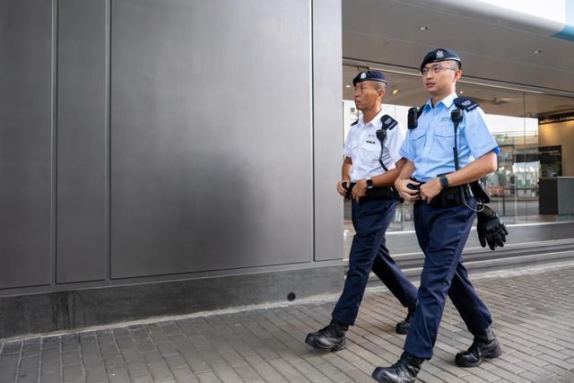 9月12日，配备国产新枪的警员在香港街头巡逻。新华社记者 朱炜 摄