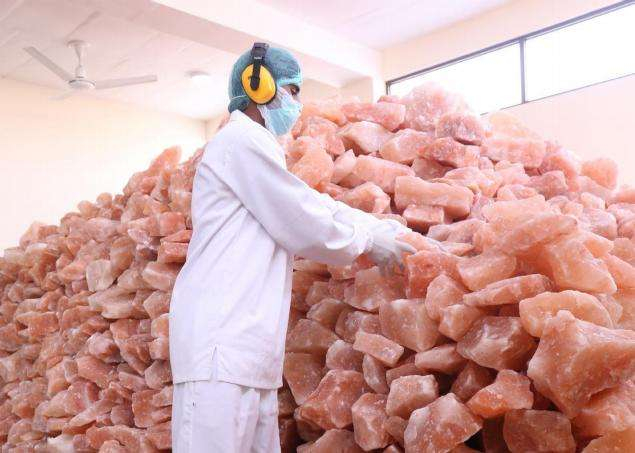 一名员工在巴基斯坦拉合尔的 Anthela Foods 喜马拉雅盐工厂检查库存。 [图/