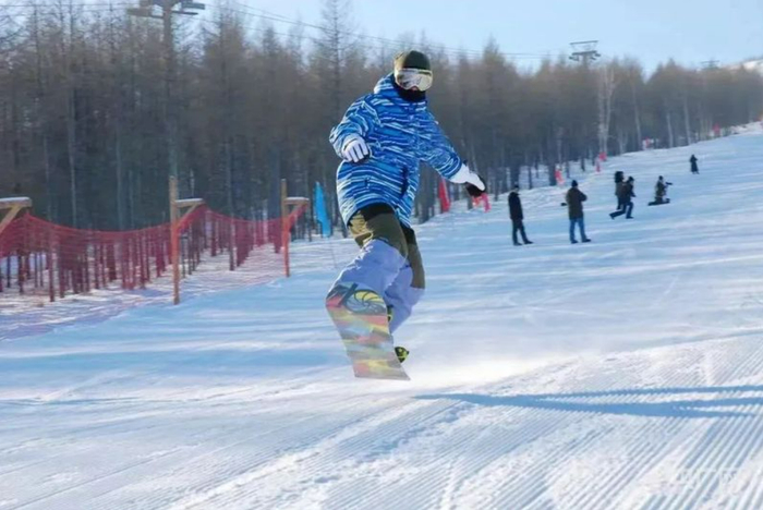 游客在凤凰山滑雪（牙克石市融媒体中心供图）