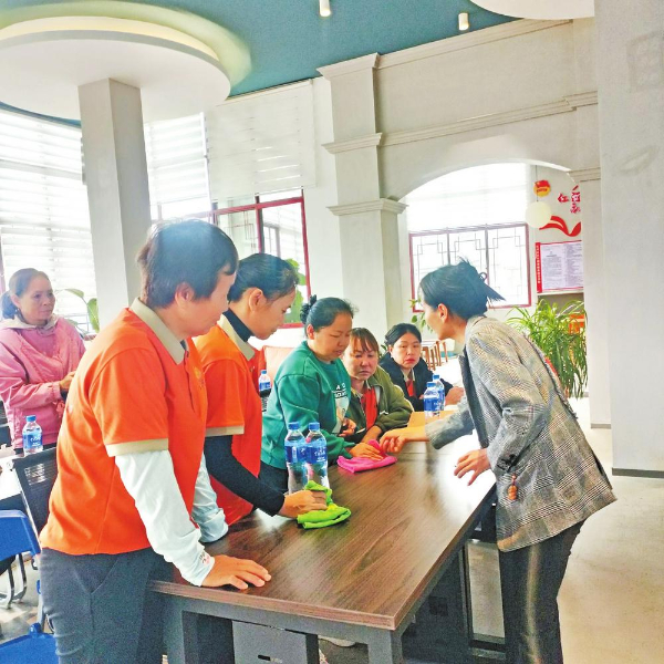 幼儿园教师对孩子们进行康复教育。 供图