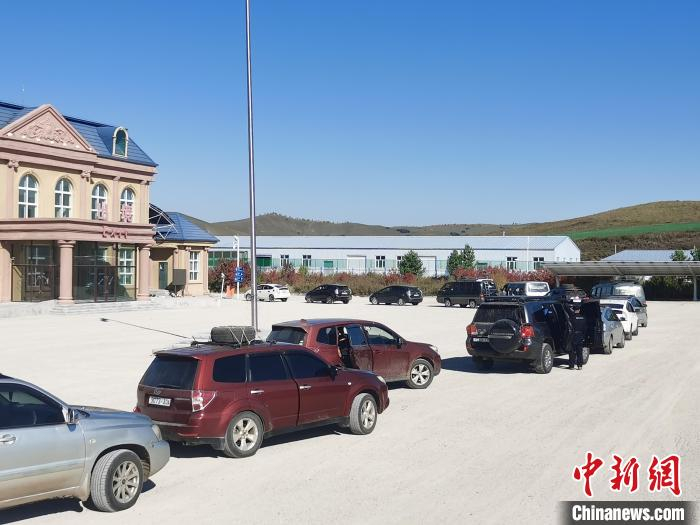  图为正在阿尔山口岸等待排队通关的蒙古国私家车。阿尔山出入境边防检查站 供图