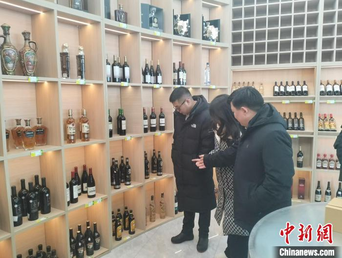  图为正在选购的蒙古国民众。阿尔山市口岸办 供图