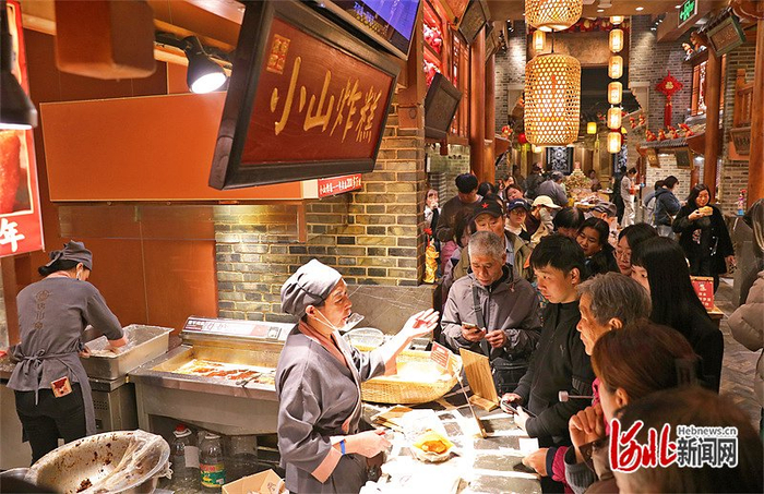 11月13日，游客在唐山宴排队购买当地特色小吃。河北日报记者王育民摄