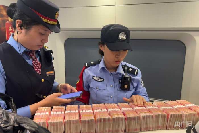 方先生遗忘在动车上的60万元人民币现金（央广网发  福州铁路公安处供图）