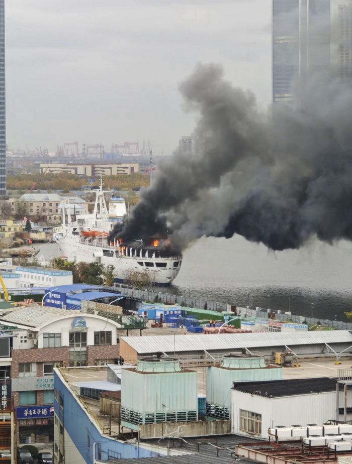 “东方公主”号游轮头部黑烟弥漫，可以看到明火。目击者供图