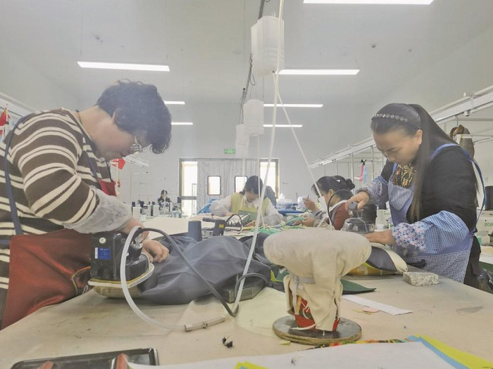 刺绣加工车间内妇女们在赶制衣物。记者 赵俊杰 摄