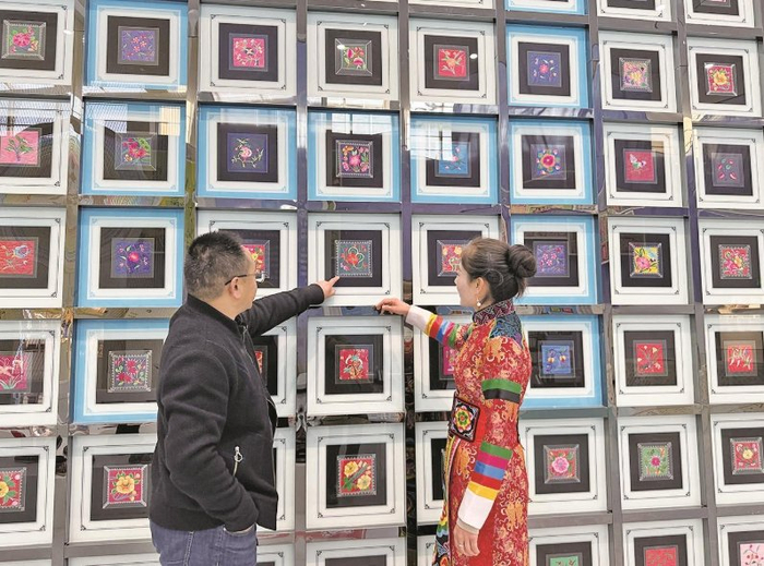 讲解人员介绍绣片中的纹样。