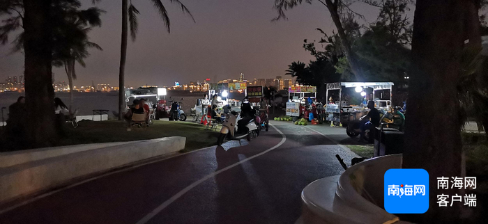 图为西秀海滩流动摊贩在亲海步行道占道经营。