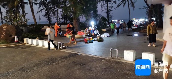 图为西秀海滩一处地面栏杆被拆除，让流动摊贩可以随意进出亲海步行道。