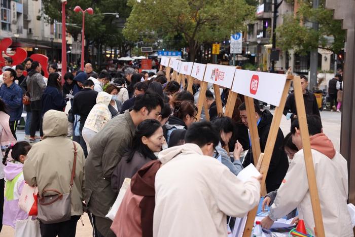 各平台摊位前，都有不少市民排队参与互动。