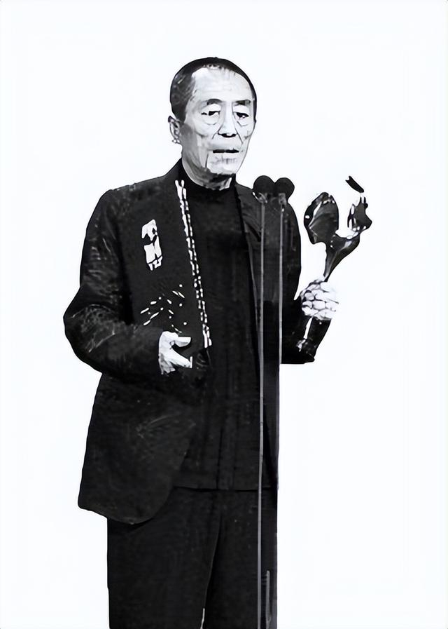 图1：导演张艺谋领奖。