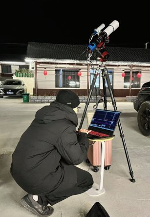 图为天文爱好者正在观测。刘 元 摄