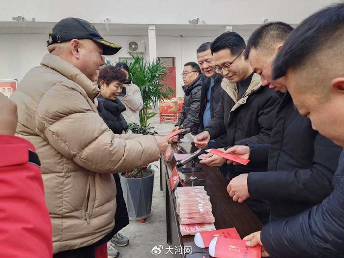 河南孟州集体经济壮大村民喜领分红。