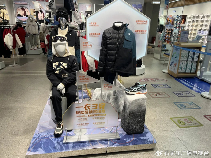 图为童装店陈列了丰富的冬衣。