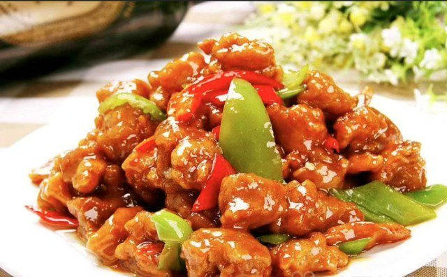 某商家评分4.5、到店评价3.5的外卖店铺，所使用的熘肉段照片