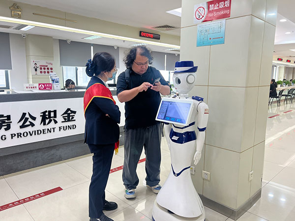 市民正在咨询住房公积金业务（记者 周科娜 摄）