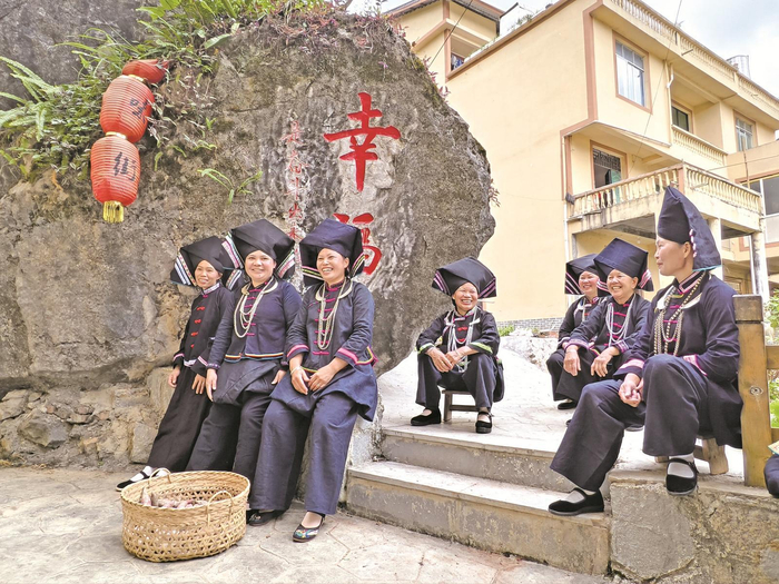     中山村里穿戴着民族服饰的黑衣壮村民