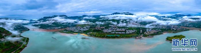 雨后云雾缭绕的江畔小城（10月6日摄）。新华网发（曾三东 摄）