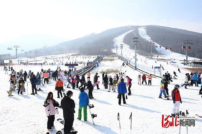11月9日，张家口崇礼太舞滑雪场举办开板嘉年华，当日接待游客1.2万人次。 河北日报记者 王伟宏摄