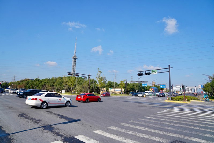 11月13日，桐乡市首个“车路云一体化”样板路口——乌镇大道与二环北路交叉口进入试运行阶段。桐乡市委宣传部供图